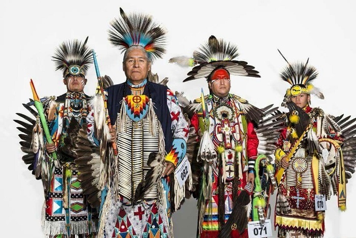 Фото американских индейцев Навахо в национальных костюмах.