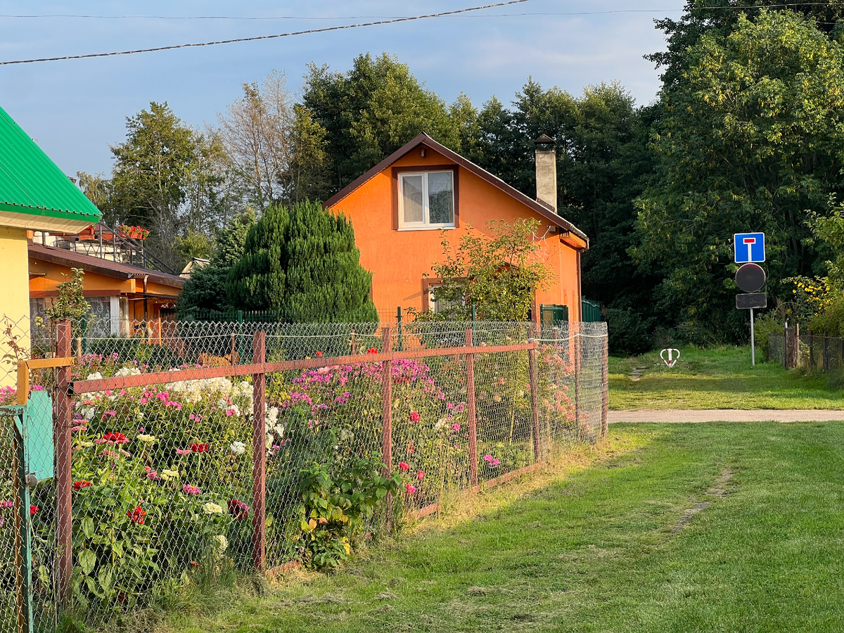 пос. Морское. Наш балкончик виднеется под зеленой крышей, там где красные петунии.
