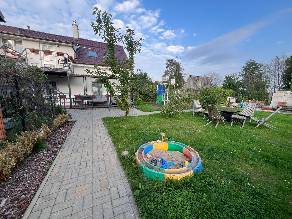 А это двор - аж с двумя мангалами. В апартаментах есть все - душ, плита, стиралка, посудомойка, Нам важно что есть плита - грибы варить, чтобы домой увезти хоть что-то.  Квартира рассчитана на 4-х человек, так что вдвоем очень даже свободно)) Стоимость - 7 т.р сутки. Обычная для этой местности, если поделить на 4 человека вообще не так уж и дорого, да и на двоих - вполне доступно.