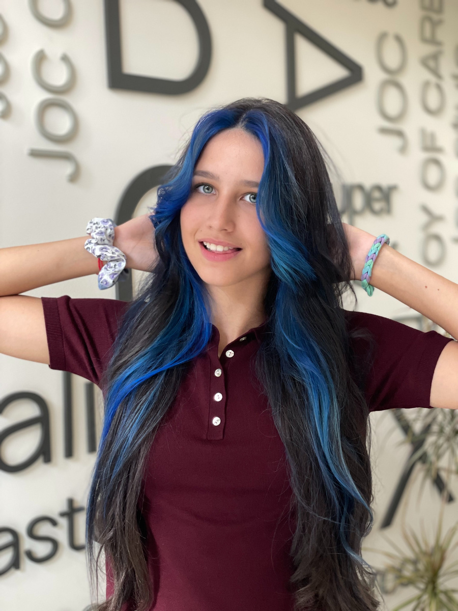 Цветное окрашивание, синие пряди, синие волосы. Салон красоты Maesteria Coloristic