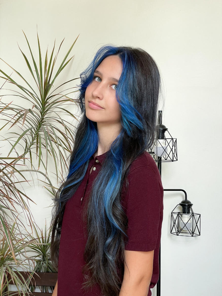 Окрашивание волос, яркие синие пряди. Салон красоты Maesteria Coloristic