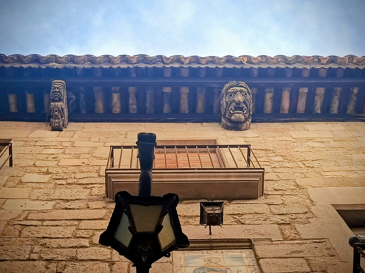 Любопытные лица, вырезанные на кровельных балках зданий, принадлежащих самым знатным семьям города. Solsona.Провинция Лерида. Испания. Фото автора 