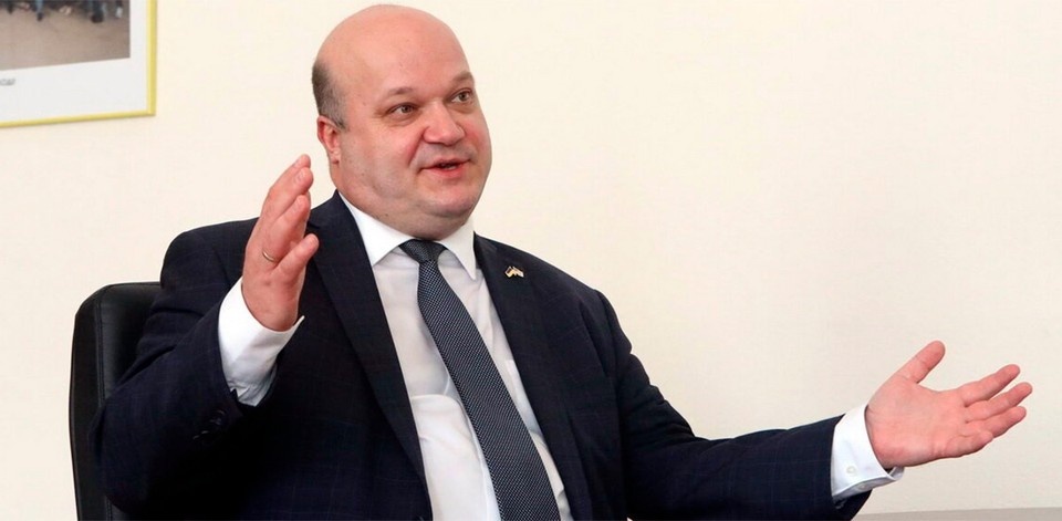 Экс-посол Украины в США Валерий Чалый заявил в эфире львовского канала НТА, что Украине нужно срочно переделать карты планеты, чтобы не создавать впечатление о необъятных размерах России. Фото: Кадр видео