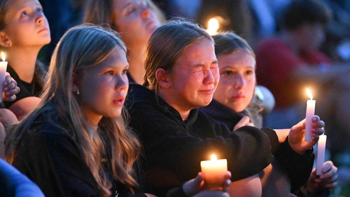    Жители Миннеаполиса в США у католической школы, где в результате стрельбы, устроенной трансгендером* Робертом Вестманом, погибли два ребенка в возрасте 8 и 10 лет. Стрельба произошла, когда дети находились на утренней мессе. Нападавший был вооружен винтовкой, пистолетом и дробовиком, он сделал несколько десятков выстрелов / Фото: Craig Lassig / EPA / ТАСС