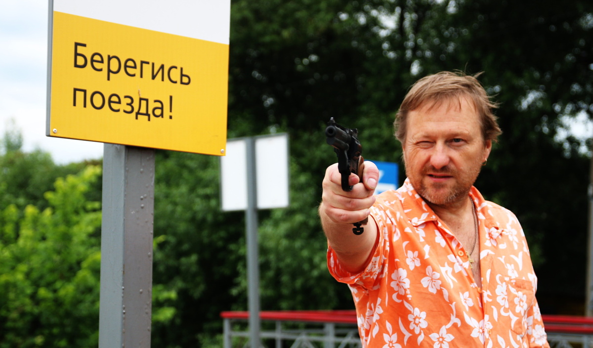 Дурачек, снимающий как ему кажется, детективное кино? Смкеются, пусть смеются, они даже такое не хотят попробовать снять. Фото автора. Александр Елизарэ. Кадр из фильма:"Комиссар Борзан".