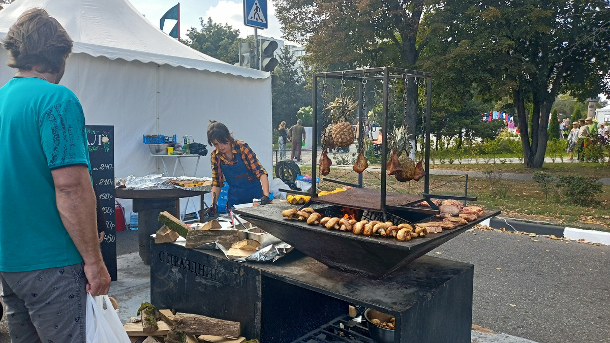 Попутно с мясом коптятся и грибы. Фото автора.