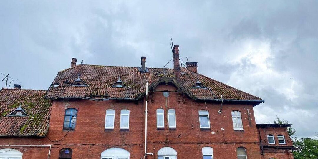 В Правдинске приступили к ремонту крыши старинного железнодорожного вокзала
