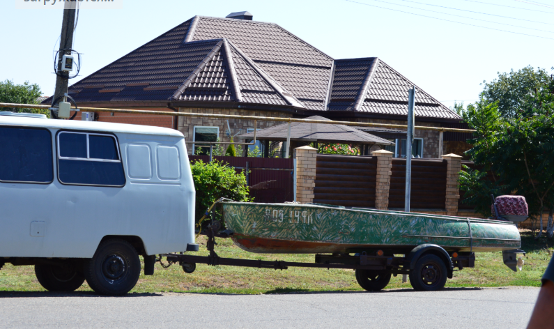 Фото автора. 06.09.2025. Станица. " Мы все спешим за чудесами"! Моряки, не плавают, они ходят. Плавает другое вещество в проруби.