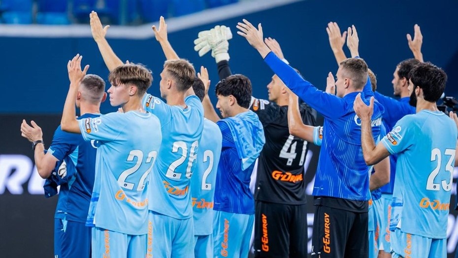    Футболисты петербургского клуба "Зенит" (в голубой форме) и швейцарского ФК "Сьон" (в чёрной форме) после товарищеского матча на "Газпром Арене" в Петербурге, сентябрь 2025 года. Автор фото: t.me/fczenit