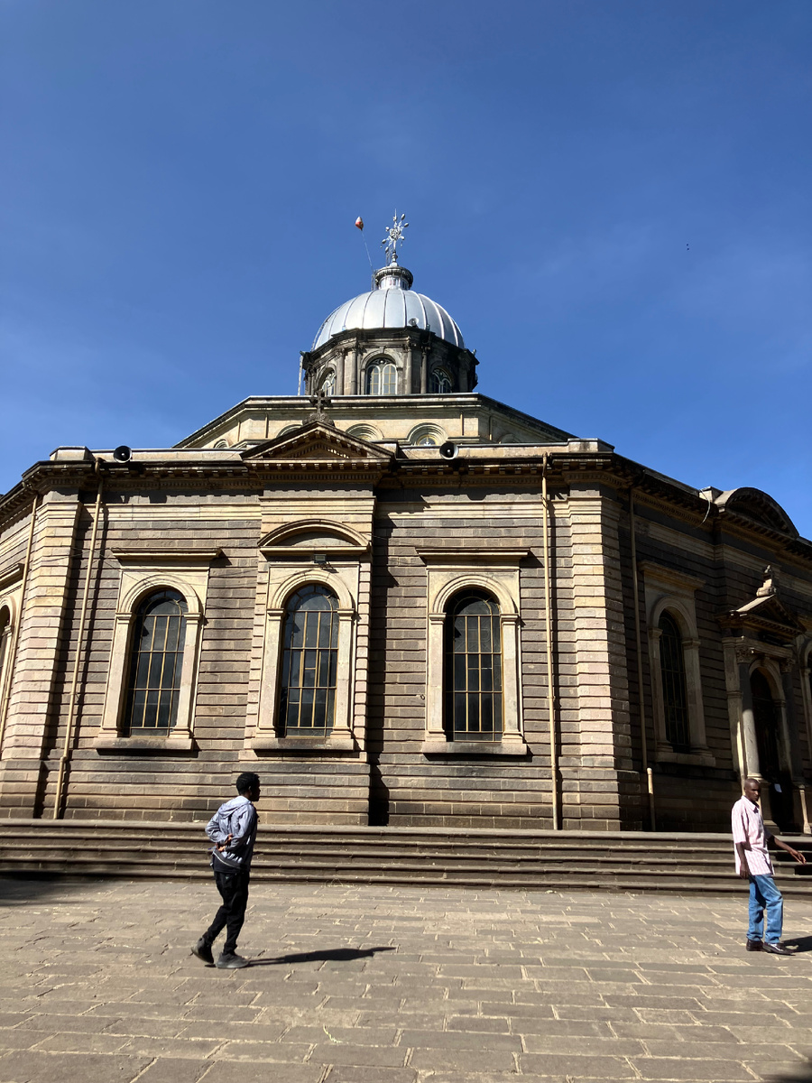 Церковь и «гид», который мешал мне на всех фотографиях;)