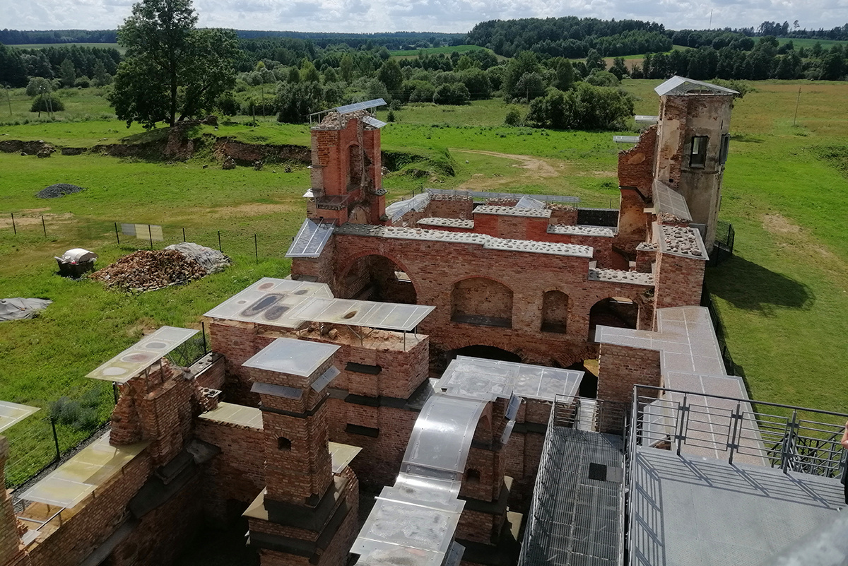 В настоящий момент восстановлена одна башня замка, которую превратили в музей. Вид с самой высокой точки смотровой площадки на законсервированное правое крыло.