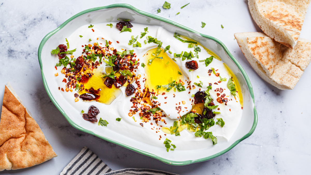 Сливочный соус с фетой и йогуртом для мезе.