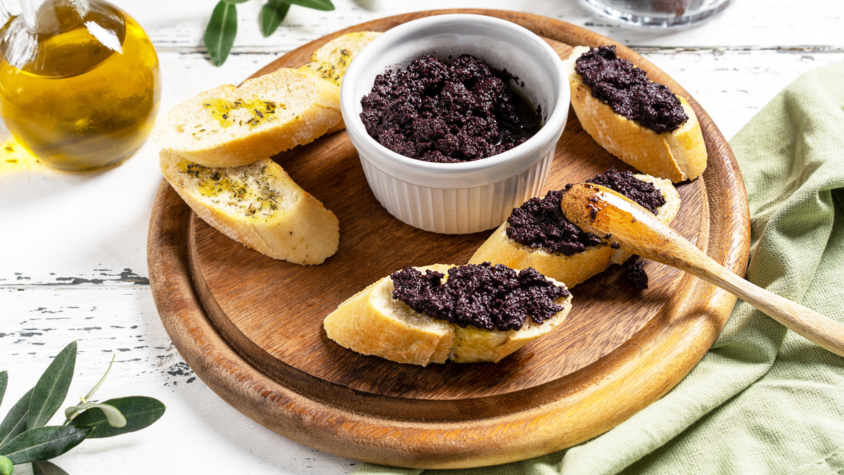 Пряная паста из черных оливок для мезе.