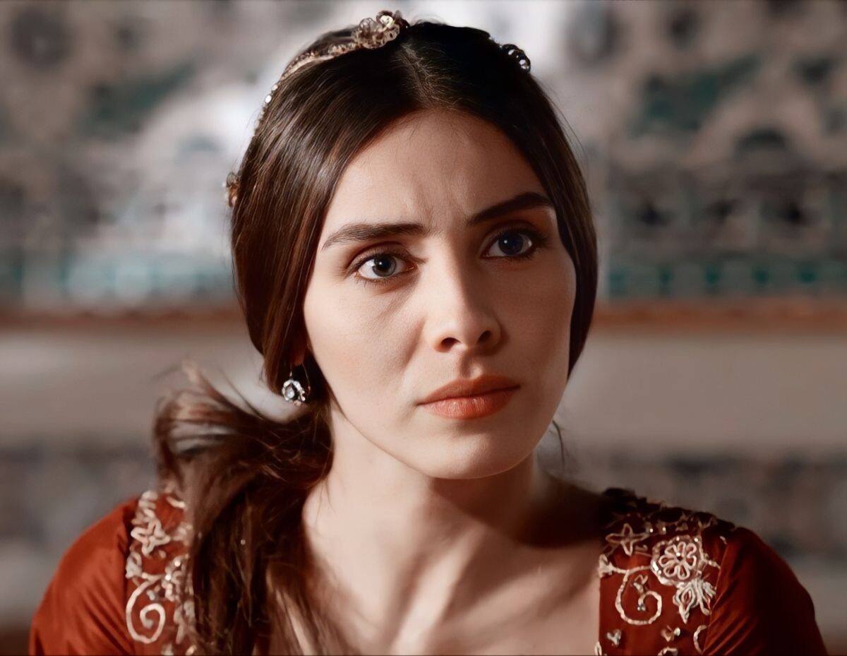 Махидевран слушает сообщение Хюррем