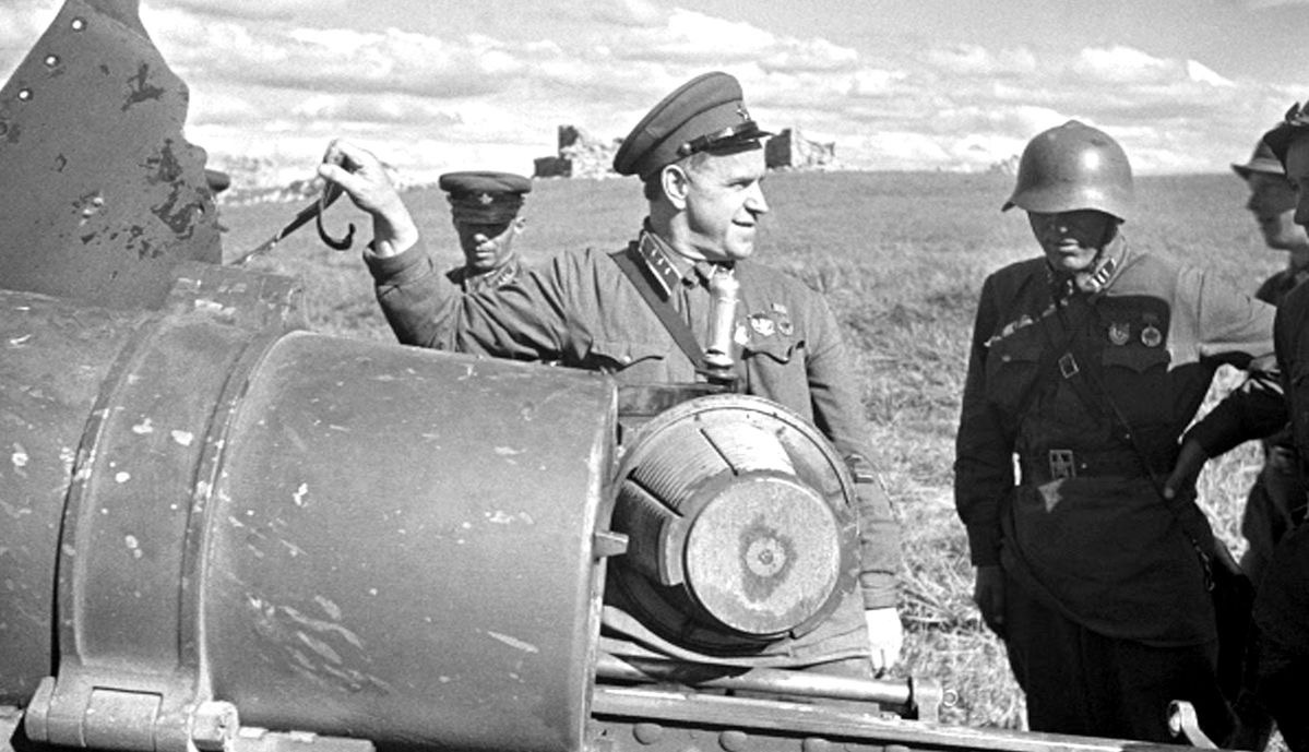 1939 год. Монголия. Халхин-Гол.
Командующий 1-й армейской группой советских войск в МНР, комкор, Георгий Константинович Жуков у захваченной японской 150-мм гаубицы