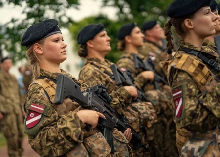    Равноправие: в Латвии обсуждают призыв женщин в армию с 2028 года