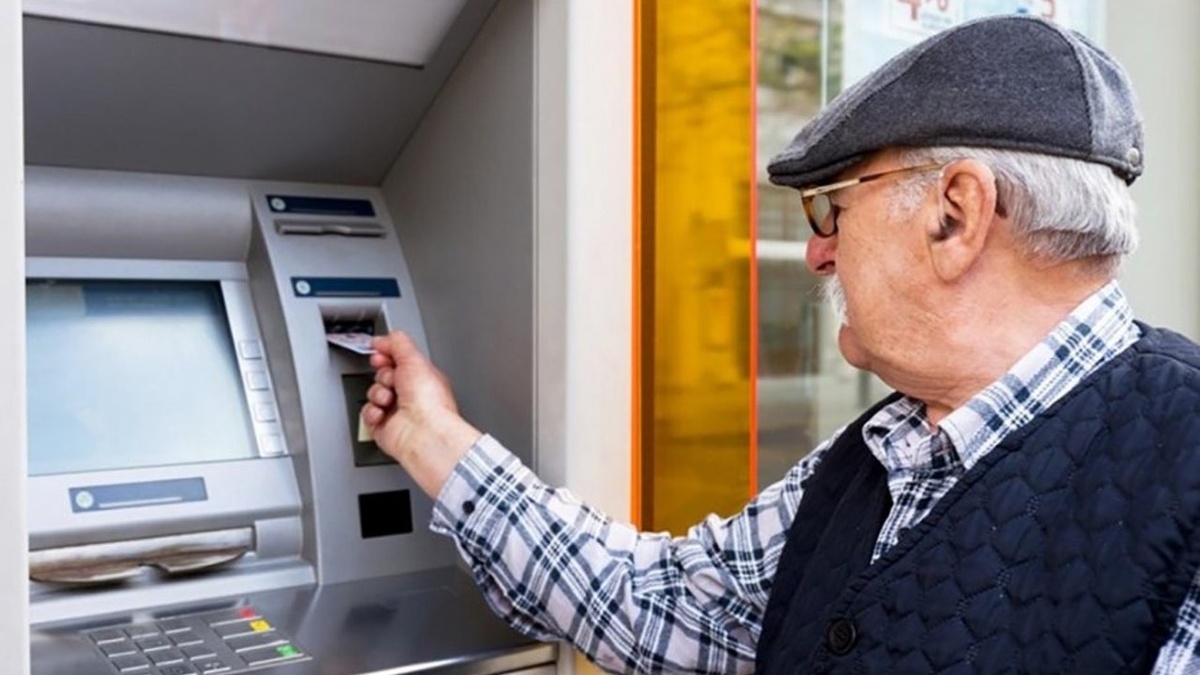 Эксперты советуют пенсионерам сразу снимать пенсию с карты