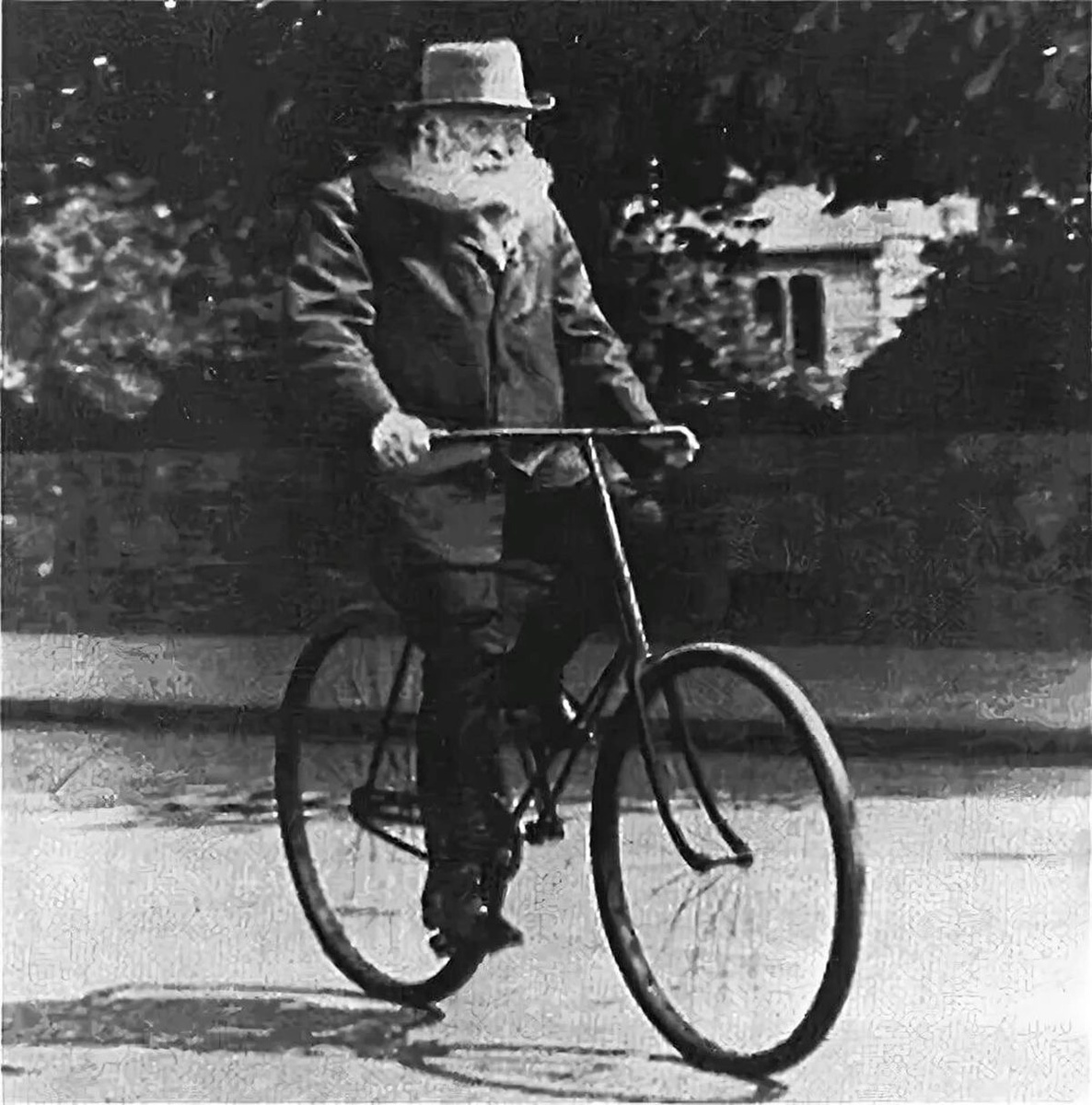 Лев Толстой и его малоизвестное
увлечение
В возрасте 67 лет Лев Николаевич увлекся велосипедом. Говорят, что впервые велосипед он увидел на улице Москвы и весьма заинтересовался диковинным агрегатом!
Свой велосипед он получил в подарок от Московского велосипедного общества, а катался граф на двухколёсной технике английской фирмы «Ровер».