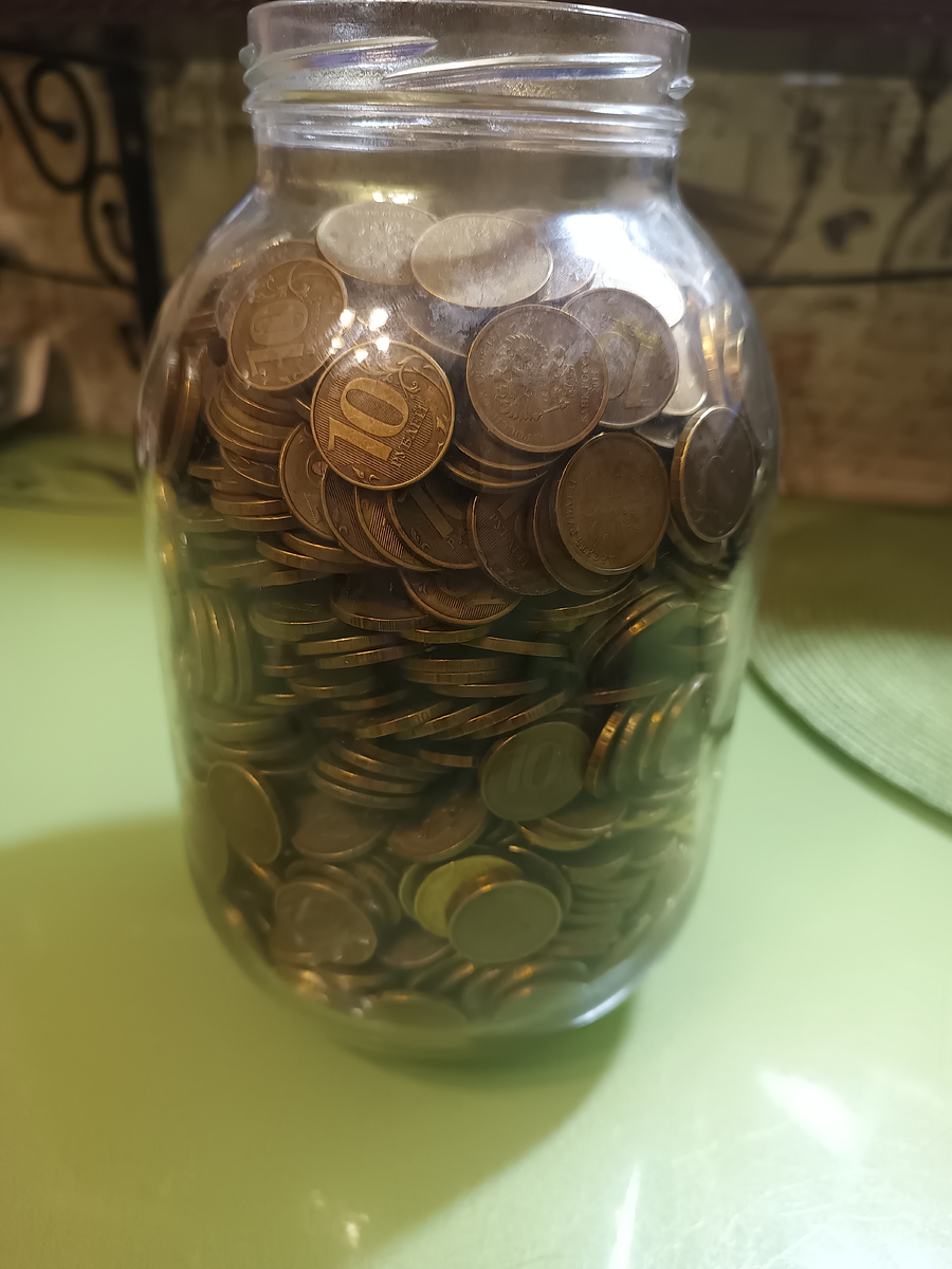 2-х литровая банка полная 10-ти рублёвками.