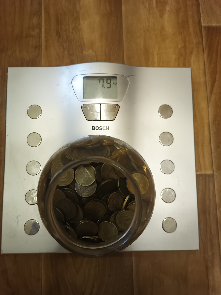 Вместе с банкой вес составил 7,9 кг