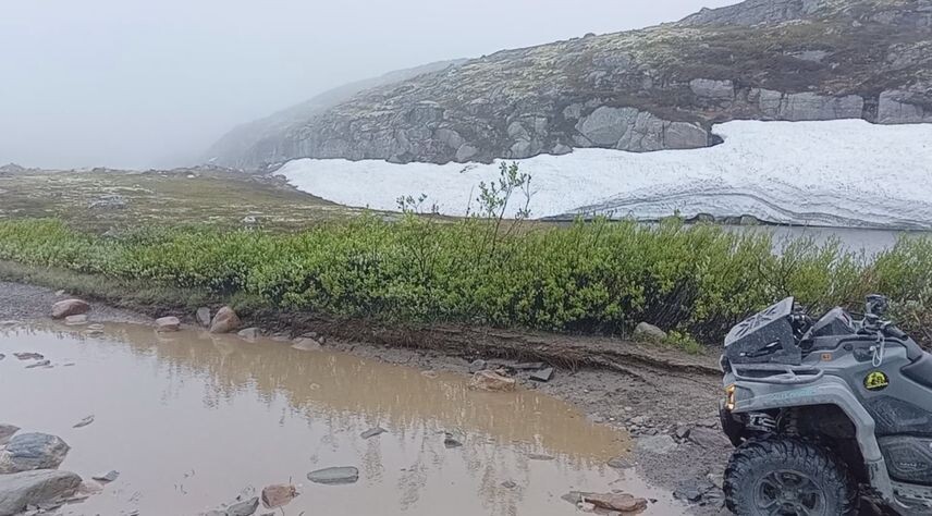 29 июня, два часа ночи. Виден прошлогодний снег. Сейчас он очень твердый