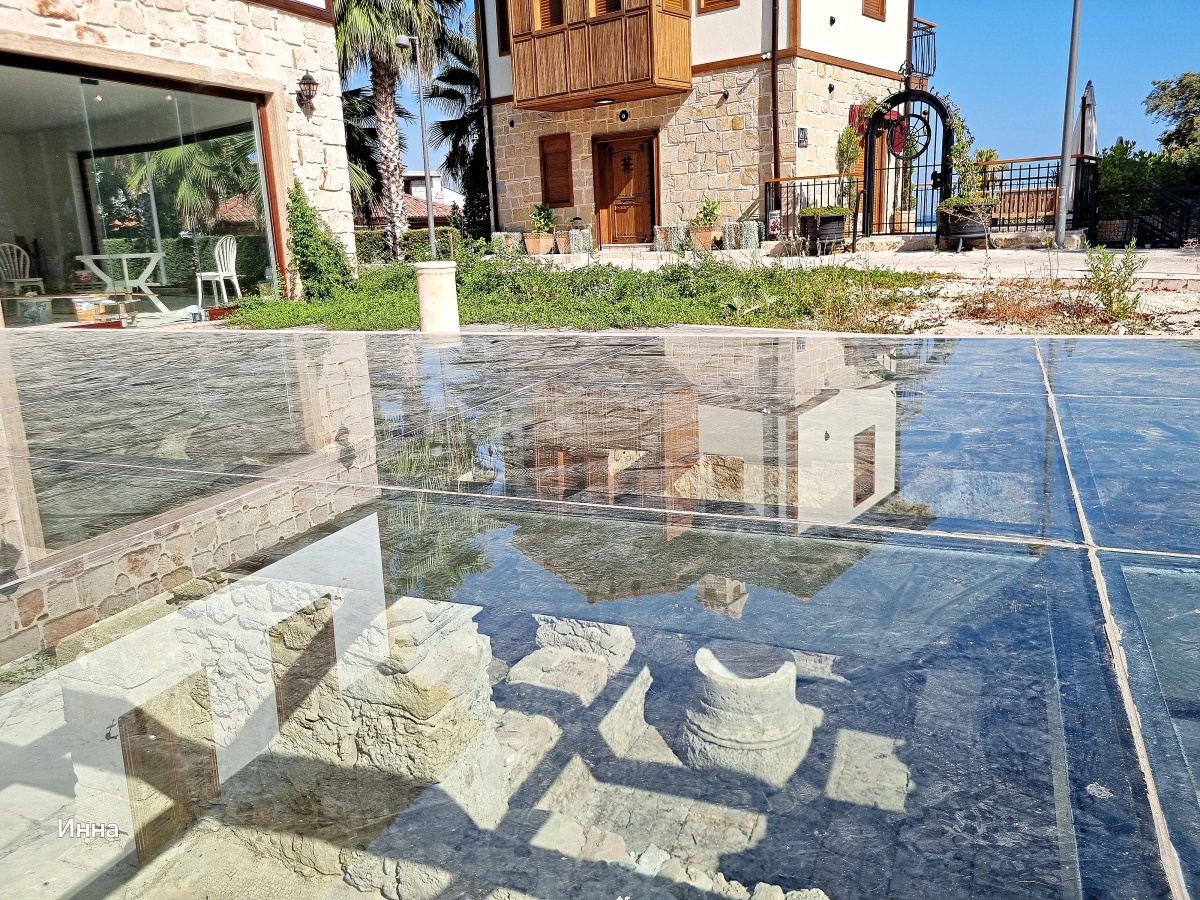 Каждый двор Старого Сиде вымощен стекляным полом для сохранения Древней греческой архитектуры. Ну как такое пропустить в своей жизни?