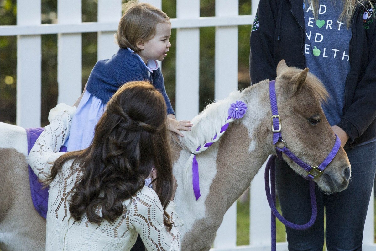 Шарлотту готовят к роли Королевской принцессы с детства, обучая ездить верхом