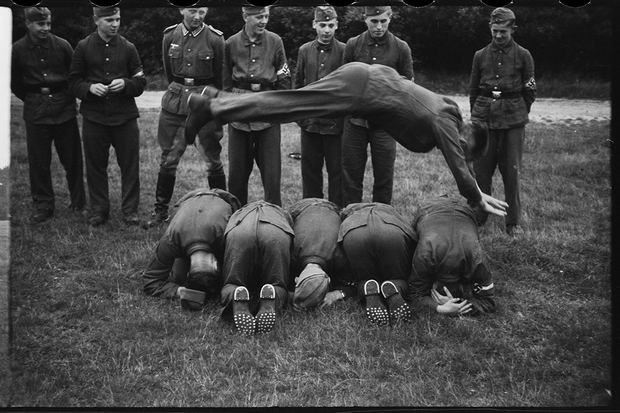    Тренировки членов гитлерюгенда, 1939-1940 годы. Фото: Частная коллекция Артура Бондаря