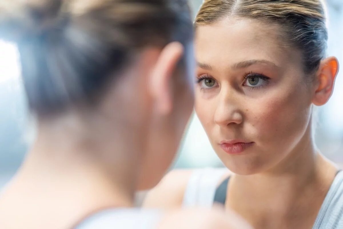    Отеки под глазами — это скопление жидкости в мягких тканях.