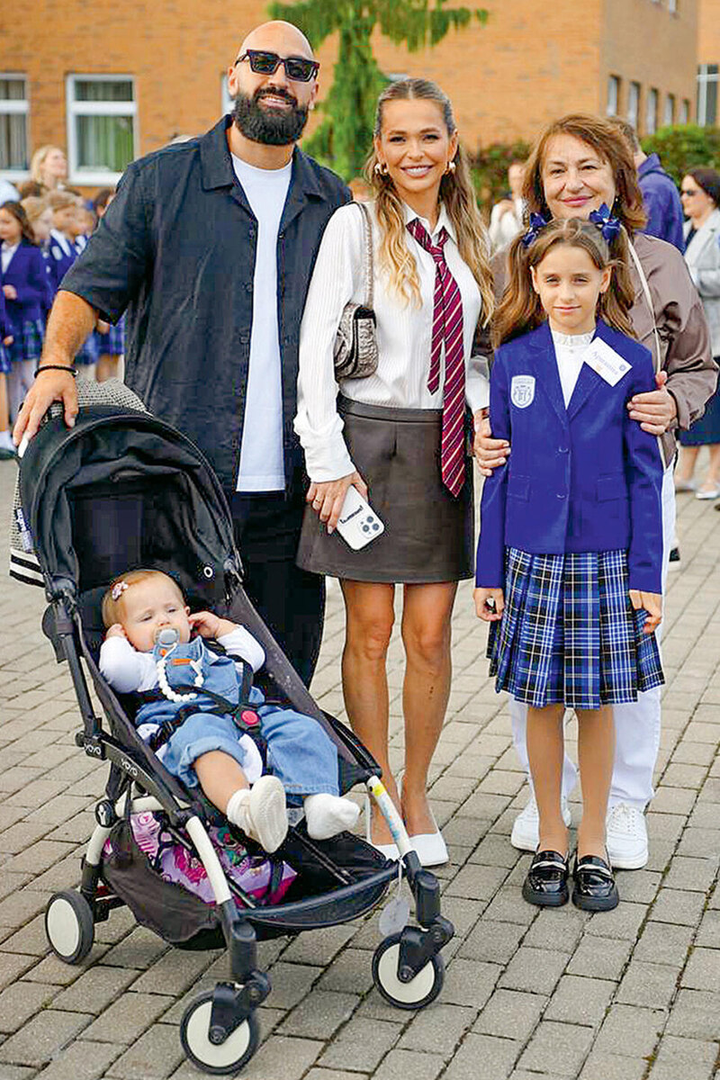    Анна Хилькевич с мужем Артуром Мартиросяном, дочерьми Арианной и Оливией Соцсети Анны Хилькевич