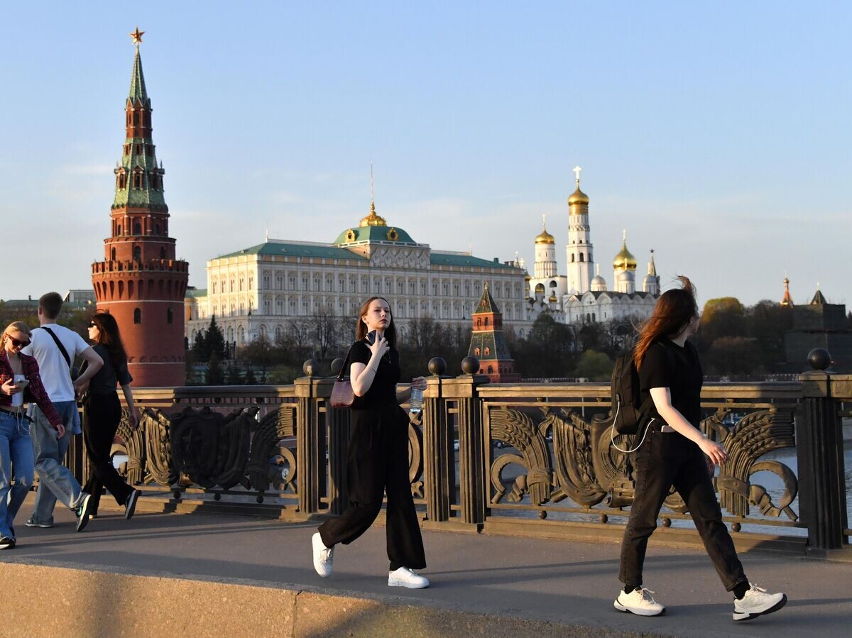    Прохожие на Большом каменном мосту в Москве. На втором плане: Московский Кремль© РИА Новости / Наталья Селиверстова