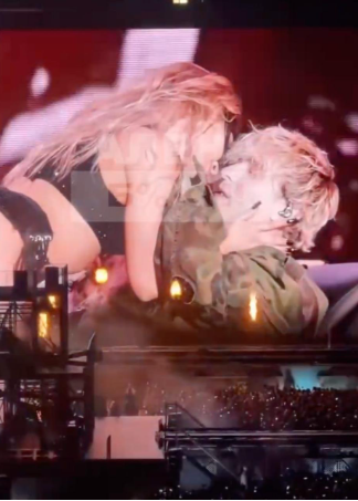 поцелуй Егор Крида в Лужниках, так возмутивший главу Лиги Безопасного Интернета