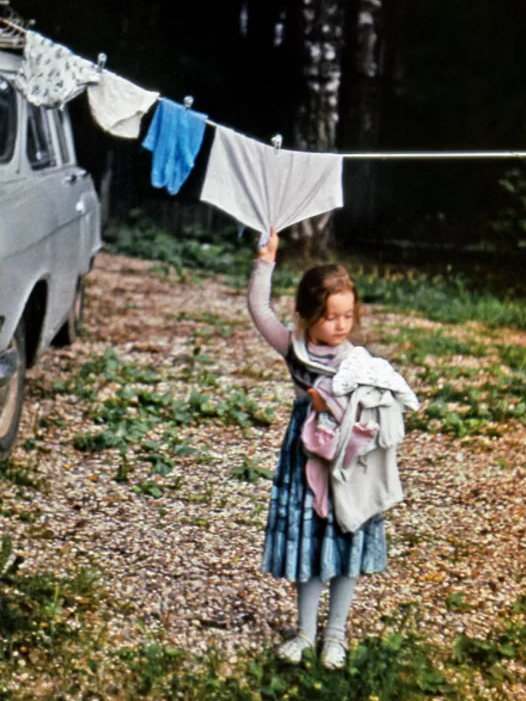Арина, дочь Елены Прокловой. На даче у бабушки и дедушки