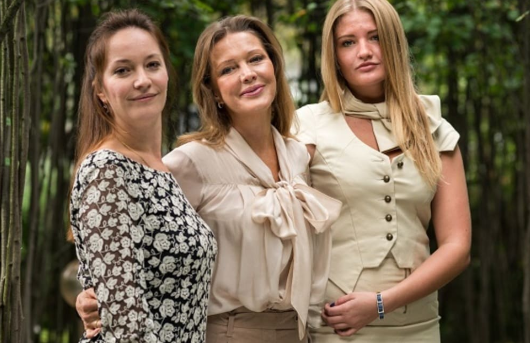 Елена Проклова с дочкой Ариной и Полиной