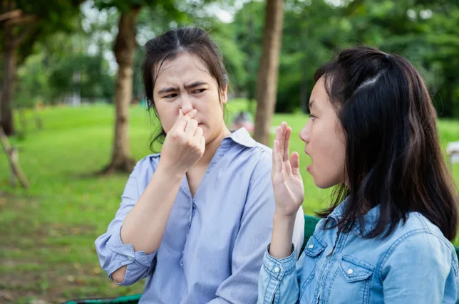 Вообще надо подышать на запястье  полминуты и понюхать, чтобы самого себя проверить