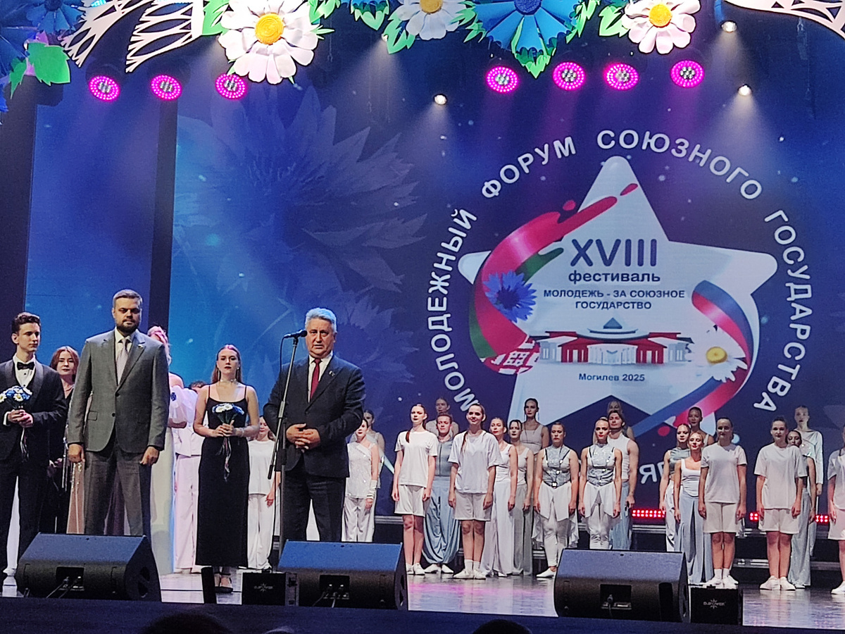 Гостей фестиваля приветствуют заместитель Председателя Парламентского Собрания Вадим Ипатов и председатель Комиссии ПС по молодежной политике, спорту и туризму Артем Туров (слева) Фото: автора