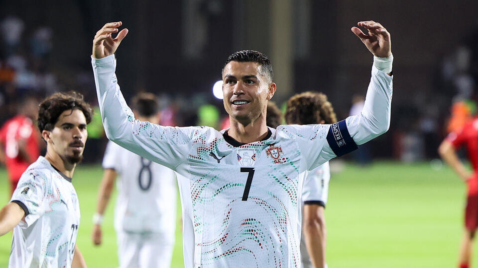     Роналду обновил мировой рекорд, забив 140-й гол за сборную Португалии JOSE SENA GOULAO/EPA/TASS
