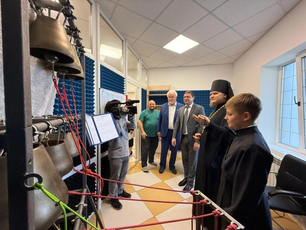    Иеромонах Никон (Машканцев) и Роман Тугарев проводят экскурсия для врио губернатора Тамбовской области Евгения Первышова и председателя Тамбовской областной думы Евгения Матушкина