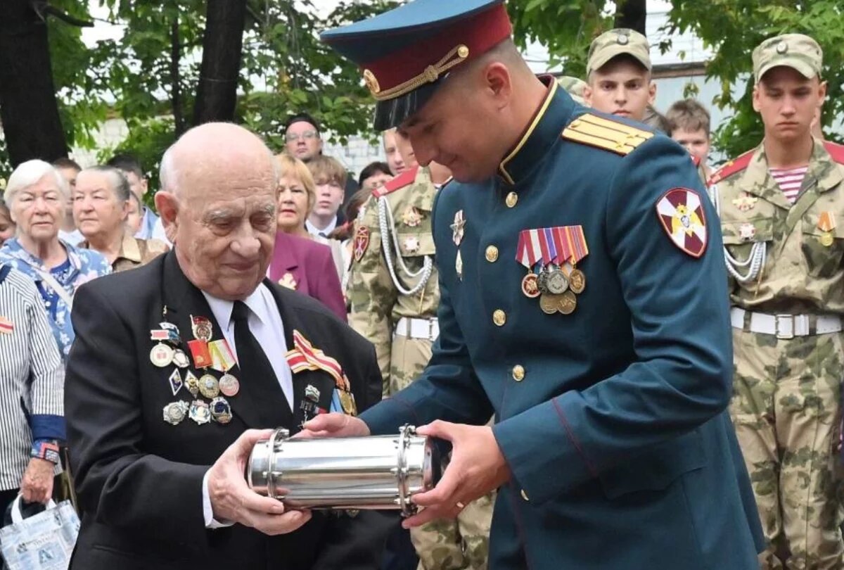    Капсулу времени на 2045 год заложили в Хабаровске в честь 80-летия Победы