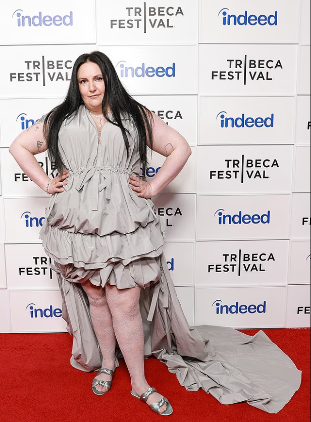 Лина Данэм вообще дама без комплексов