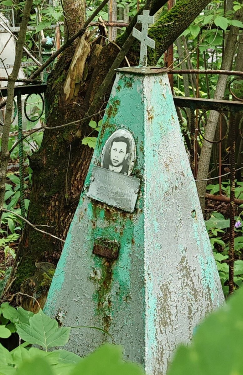    Те самые советские пирамиды с православными на них крестами. Фото: Арина Ткаченко