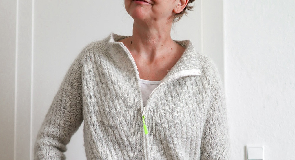 На фото кардиган ARMOR cardigan от ANKESTRiCK