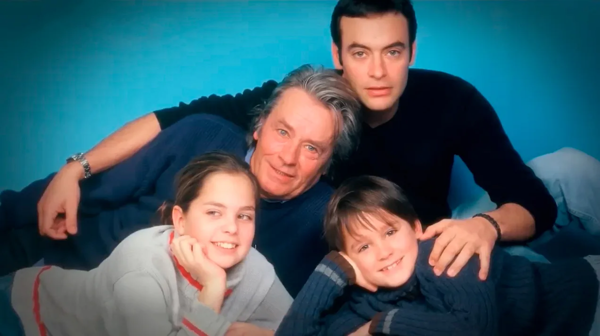 Ален Делон   с детьми                     