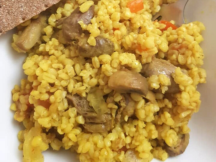 Плов из булгура с куриными сердечками