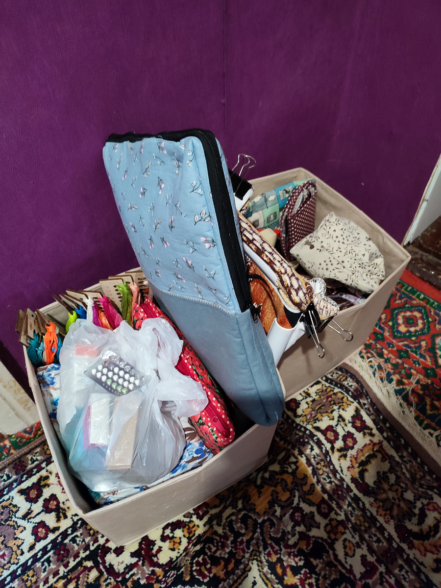 Один короб с вышивкой, второй с вязанием