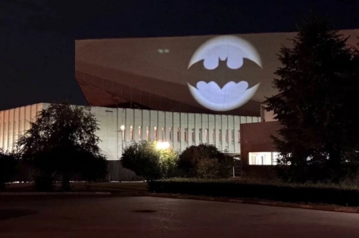    В Омске на здании СКК имени Блинова появилась необычная иллюминация