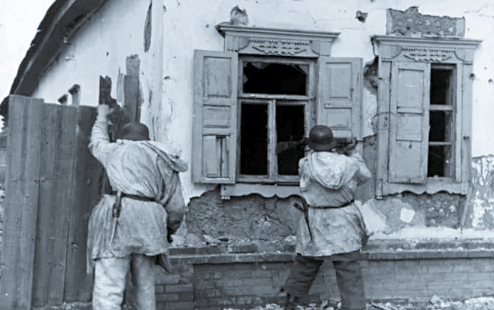 Немцы ищут подпольщиков в доме на Восточной Украине, март 1943 г