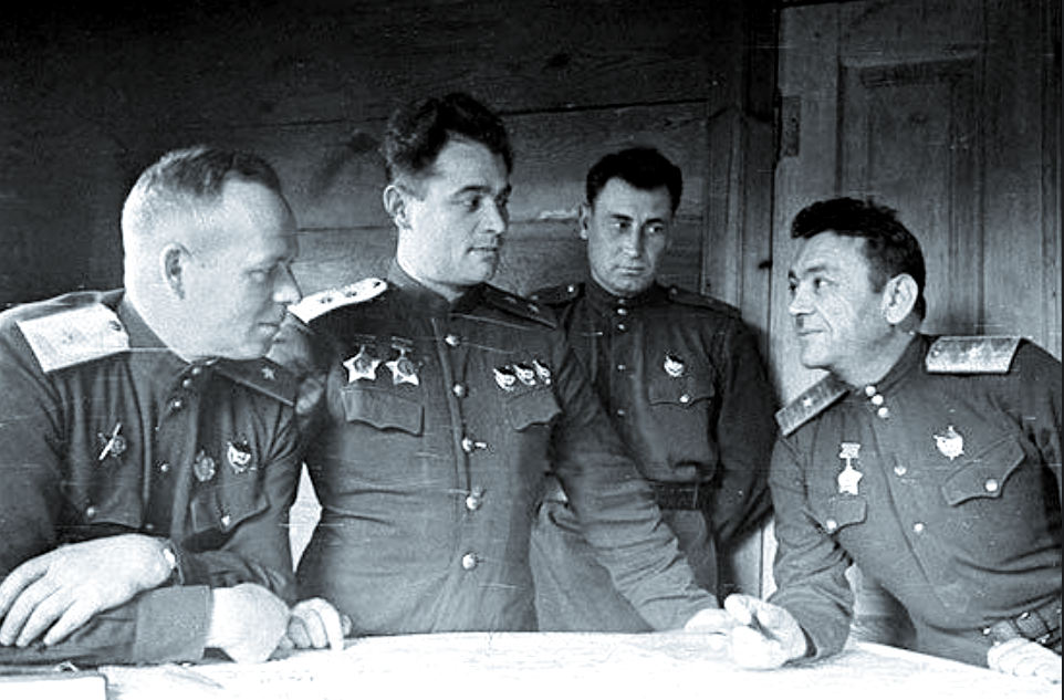 Член военного совета генерал-майор В. М. Оленин, командующий 60-й армией генерал-лейтенант И. Д. Черняховский и начштаба генерал-майор Г. А. Тер-Гаспарян. Днепр, 1943 г.