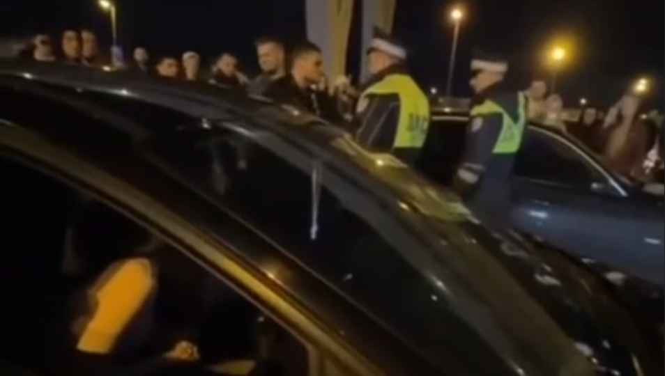 Приезжие вызвали ДПС на честный бой: нагло перекрыли Невский и начали плясать лезгинку
