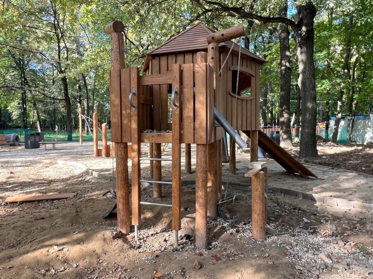 5 сентября 2025 года. Недоделанная детская площадка рядом с аттракционами. Фото автора.